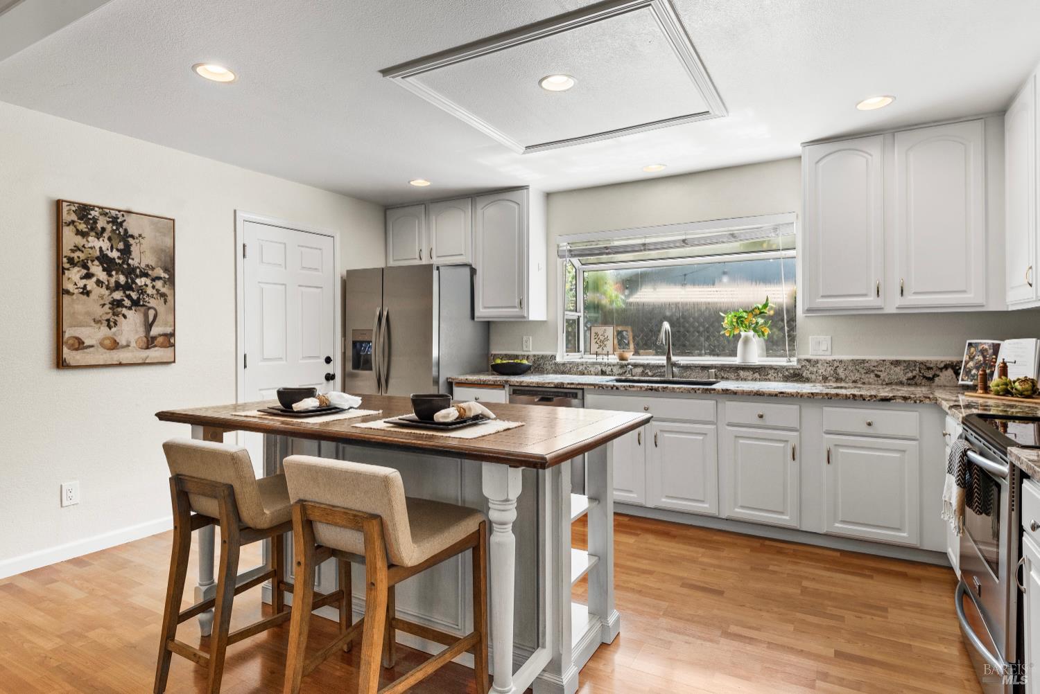 Detail Gallery Image 8 of 23 For 6191 Santa Clara Pl, Rohnert Park,  CA 94928 - 3 Beds | 2 Baths