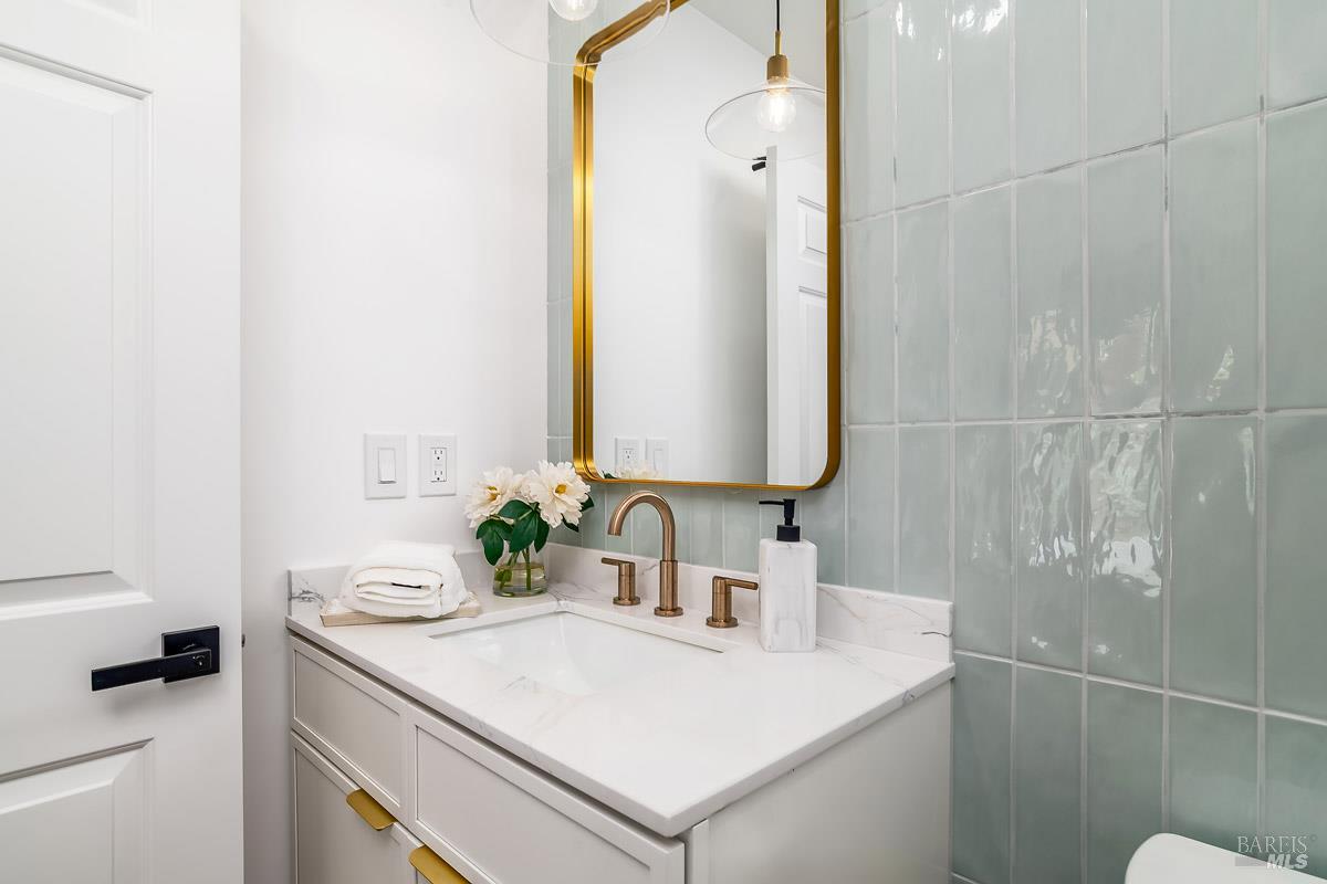 Detail Gallery Image 31 of 93 For 36 Capilano Dr, Novato,  CA 94949 - 5 Beds | 4/1 Baths