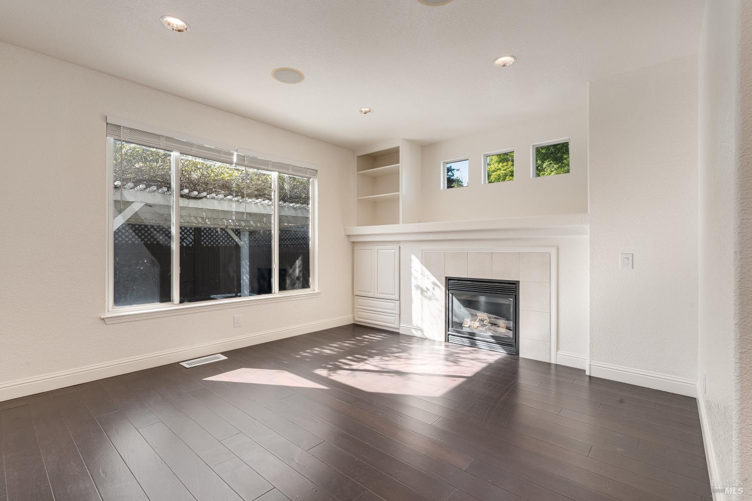 Detail Gallery Image 9 of 34 For 8843 Oakfield Ln, Windsor,  CA 95492 - 4 Beds | 2/1 Baths