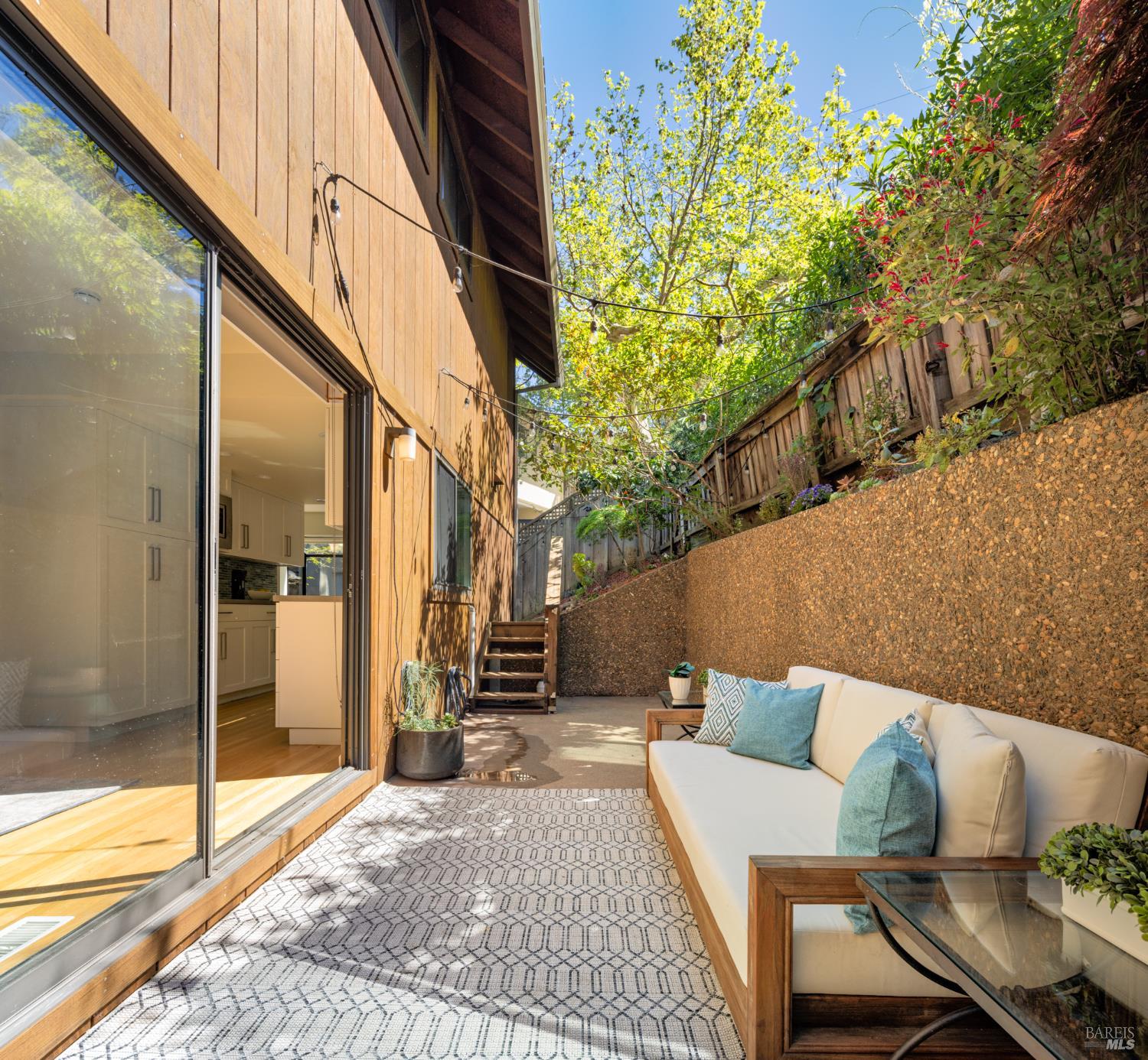 Detail Gallery Image 14 of 21 For 883 Magnolia Ave, Larkspur,  CA 94939 - 2 Beds | 2/1 Baths