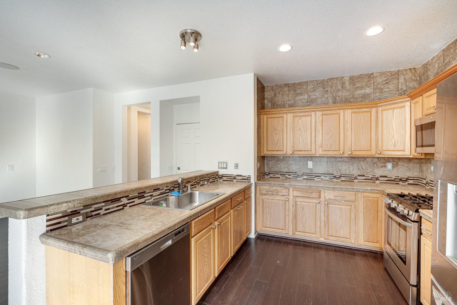 Detail Gallery Image 14 of 34 For 8843 Oakfield Ln, Windsor,  CA 95492 - 4 Beds | 2/1 Baths