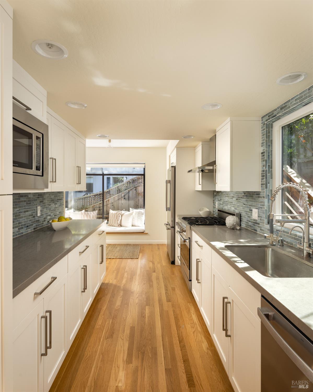 Detail Gallery Image 4 of 21 For 883 Magnolia Ave, Larkspur,  CA 94939 - 2 Beds | 2/1 Baths