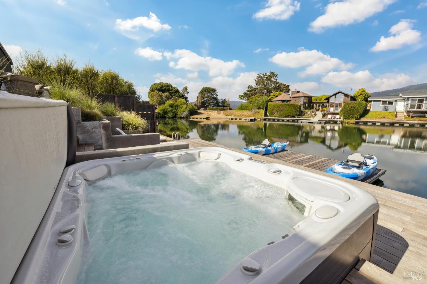 Detail Gallery Image 17 of 63 For 297 Seadrift Rd, Stinson Beach,  CA 94970 - 3 Beds | 2 Baths