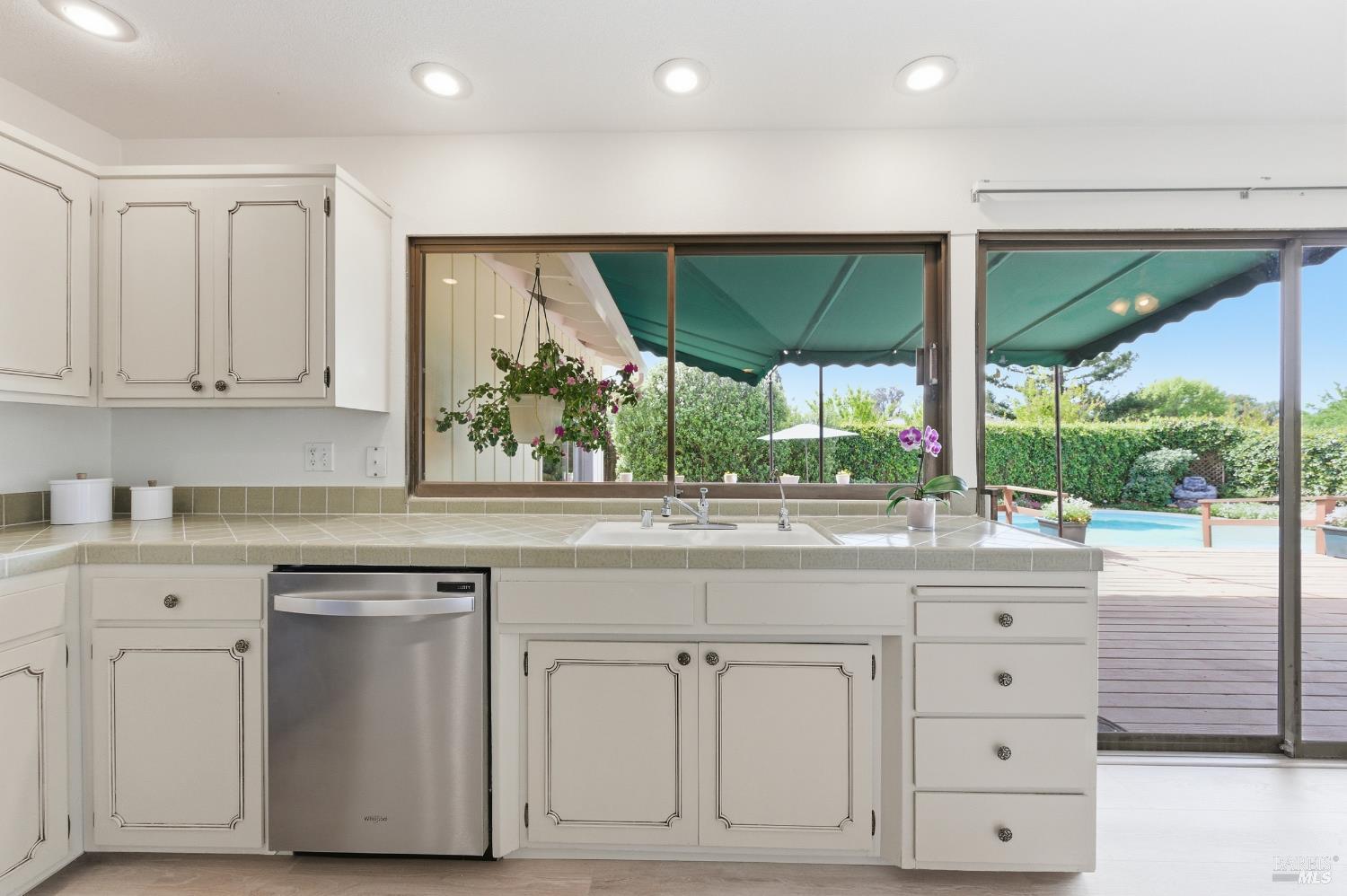 Detail Gallery Image 10 of 34 For 5514 Mulberry Dr, Santa Rosa,  CA 95409 - 4 Beds | 2 Baths