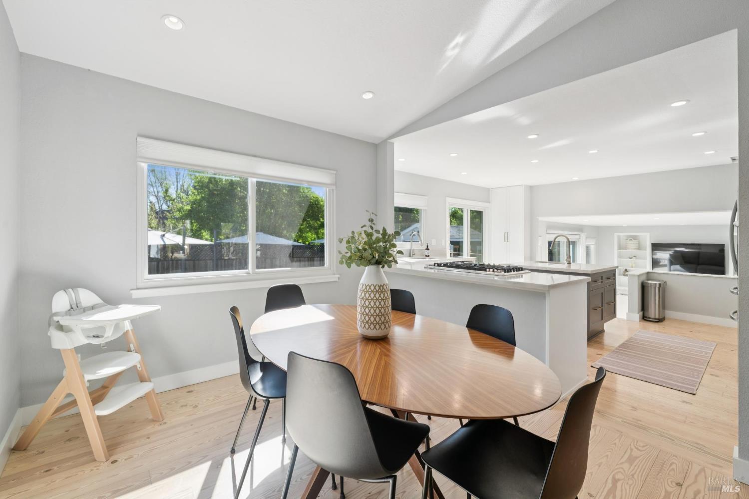 Detail Gallery Image 12 of 58 For 1372 Larkin Dr, Sonoma,  CA 95476 - 3 Beds | 3 Baths