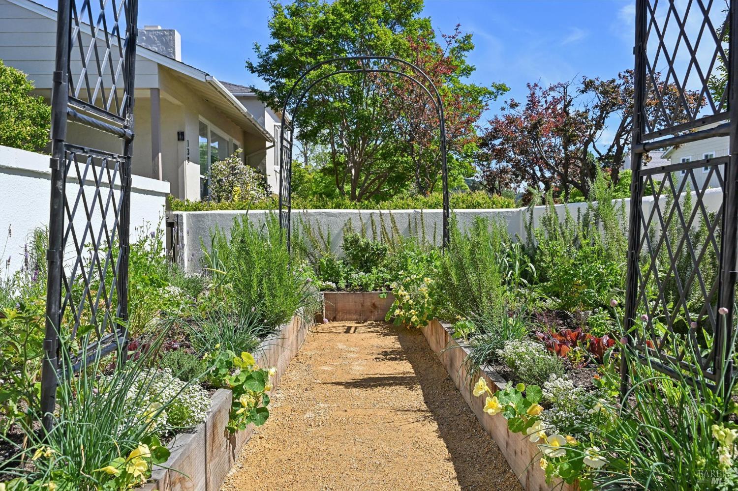 Detail Gallery Image 5 of 70 For 144 Morningside Dr, San Anselmo,  CA 94960 - 3 Beds | 2 Baths