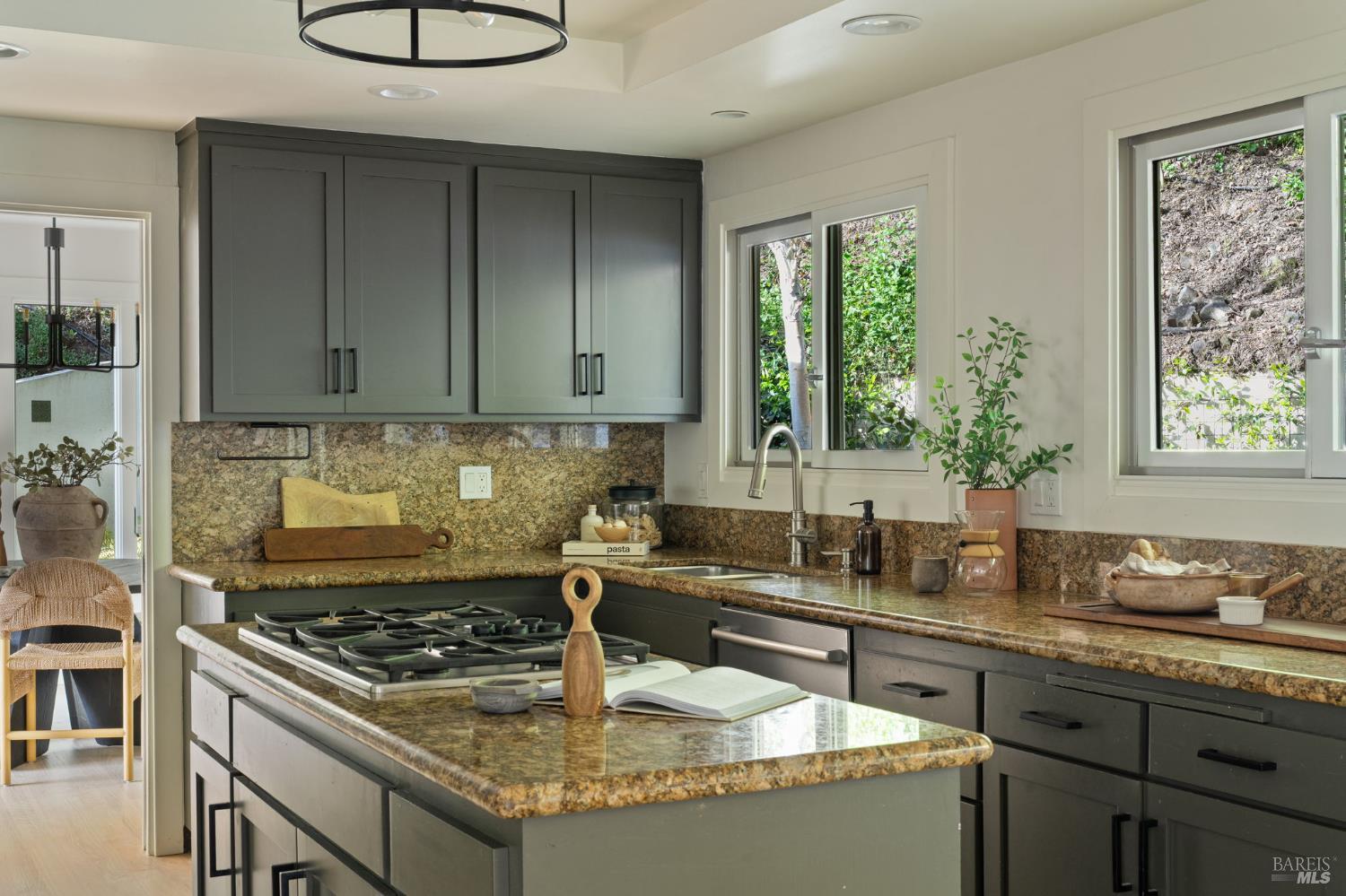 Detail Gallery Image 11 of 58 For 21 Hillside Ave, Kentfield,  CA 94904 - 5 Beds | 3/1 Baths