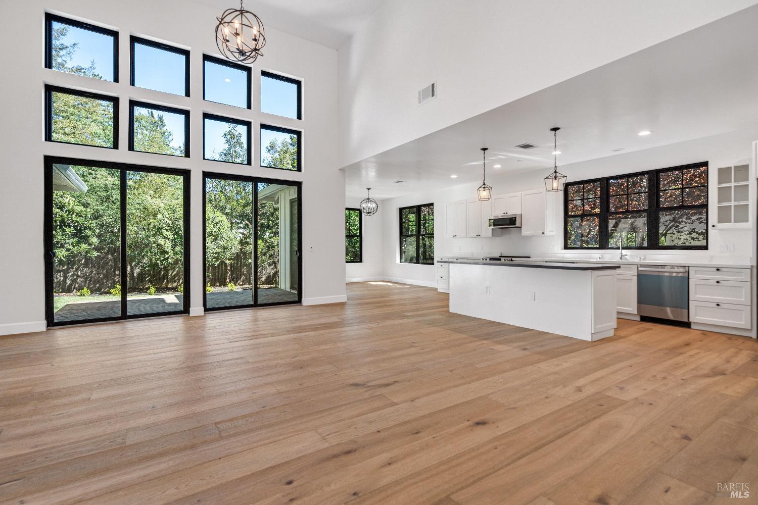 Detail Gallery Image 2 of 13 For 1560 Laurel Ln, Healdsburg,  CA 95448 - 5 Beds | 3/1 Baths