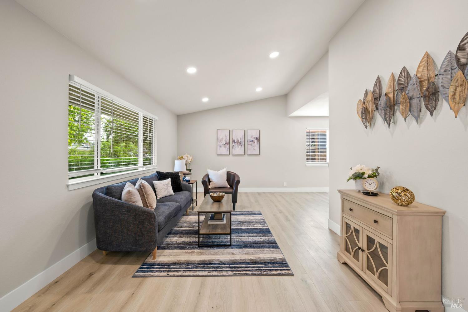 Detail Gallery Image 5 of 44 For 172 Salinas Dr, Vacaville,  CA 95688 - 4 Beds | 2 Baths