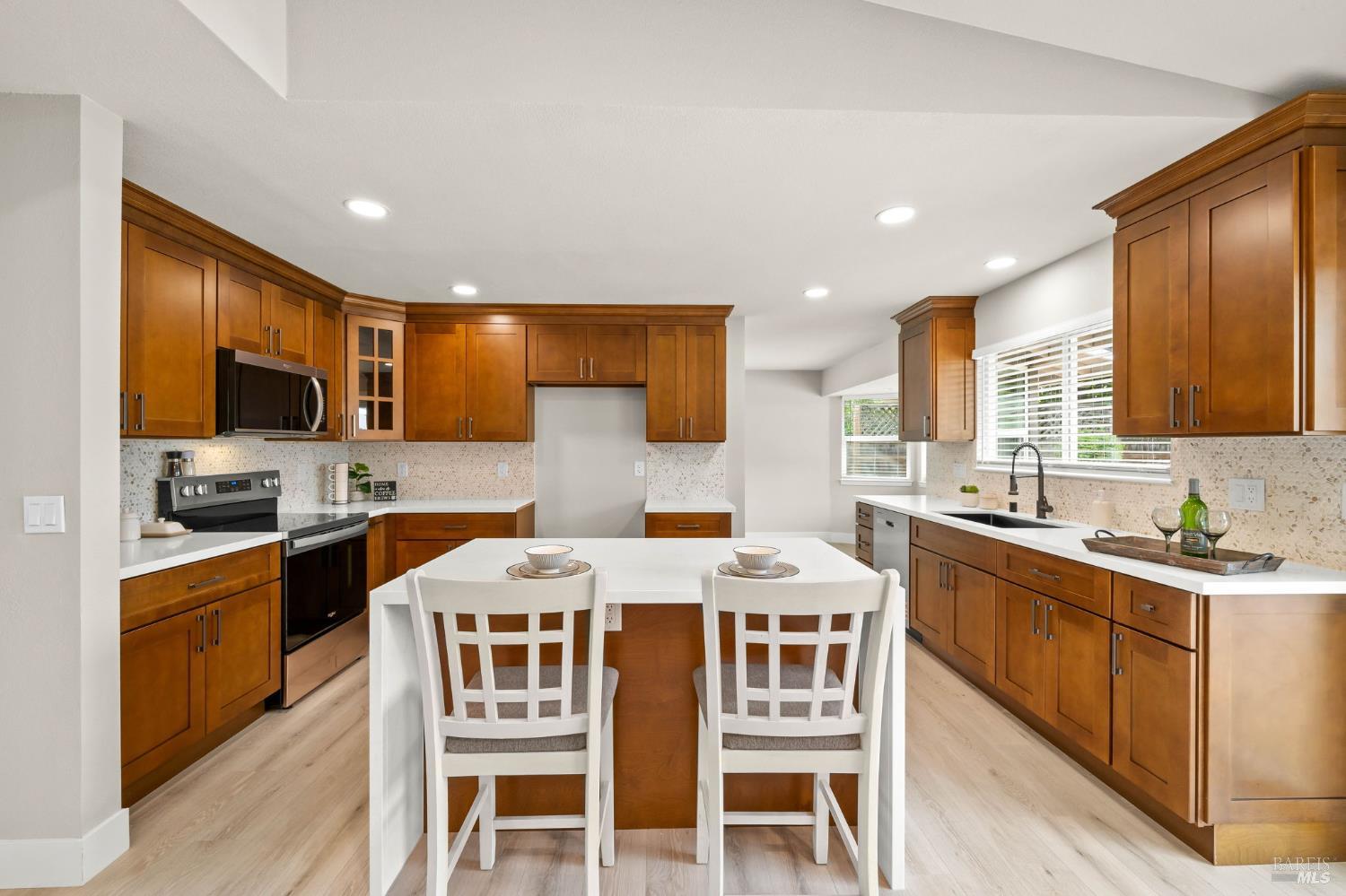 Detail Gallery Image 8 of 44 For 172 Salinas Dr, Vacaville,  CA 95688 - 4 Beds | 2 Baths