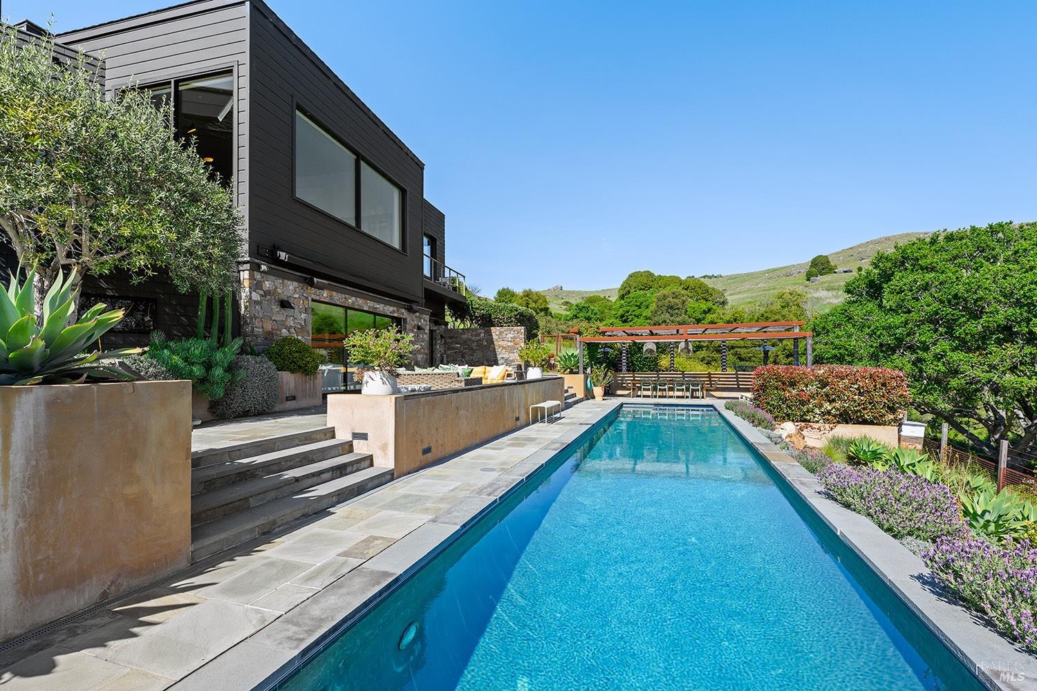 Detail Gallery Image 52 of 69 For 8 Mariposa Ct, Tiburon,  CA 94920 - 4 Beds | 5/2 Baths