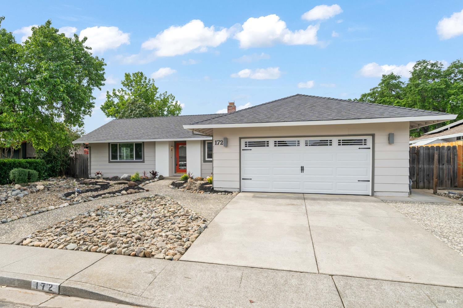 Detail Gallery Image 4 of 44 For 172 Salinas Dr, Vacaville,  CA 95688 - 4 Beds | 2 Baths