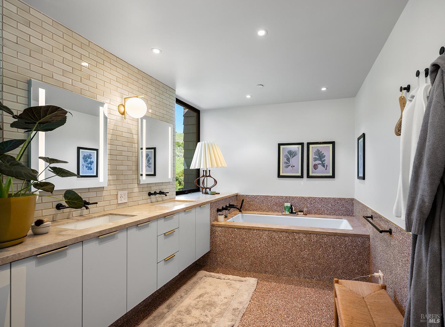 Detail Gallery Image 33 of 69 For 8 Mariposa Ct, Tiburon,  CA 94920 - 4 Beds | 5/2 Baths