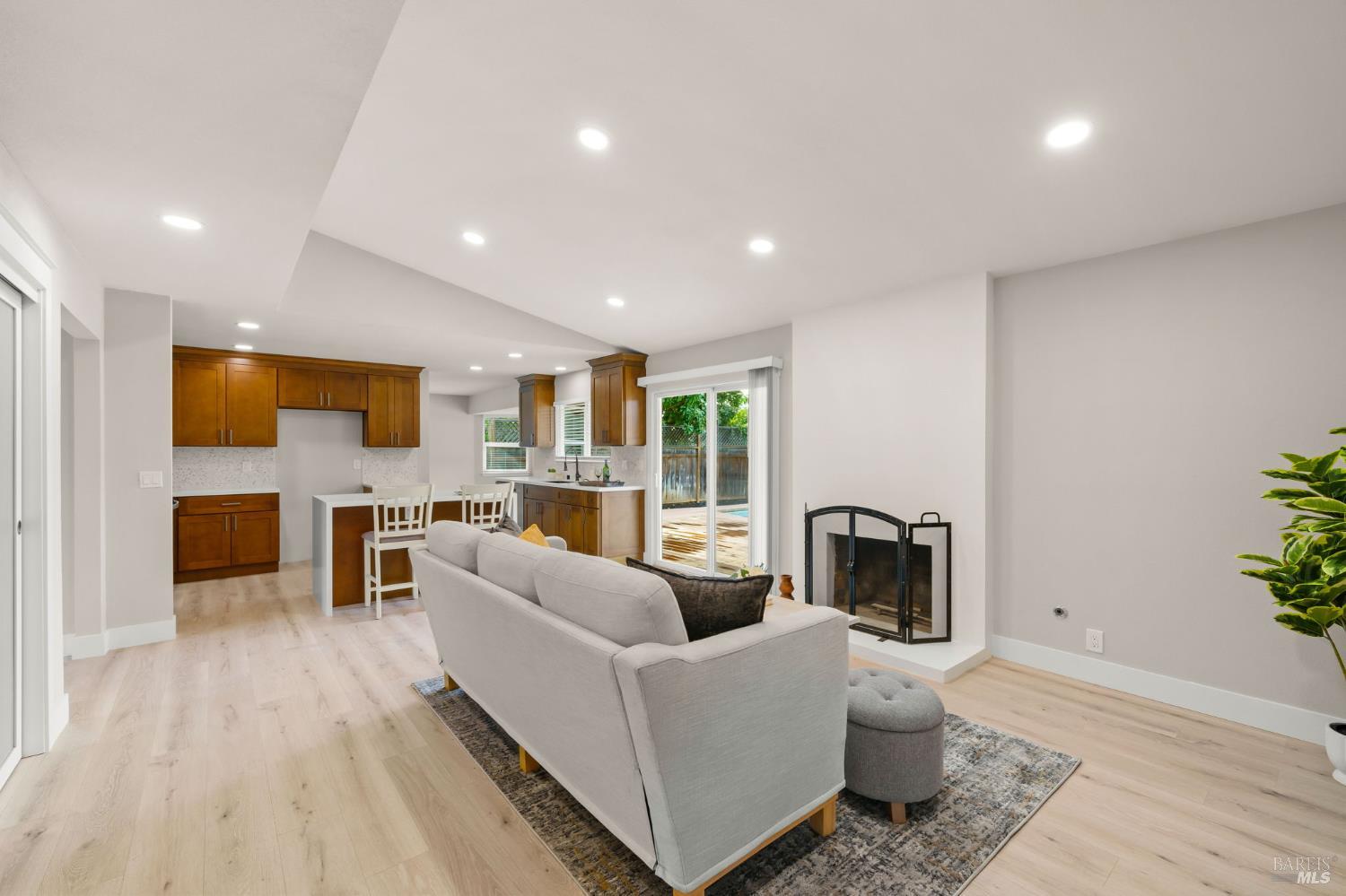 Detail Gallery Image 19 of 44 For 172 Salinas Dr, Vacaville,  CA 95688 - 4 Beds | 2 Baths