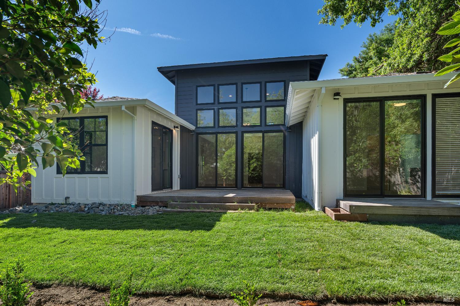 Detail Gallery Image 11 of 13 For 1560 Laurel Ln, Healdsburg,  CA 95448 - 5 Beds | 3/1 Baths