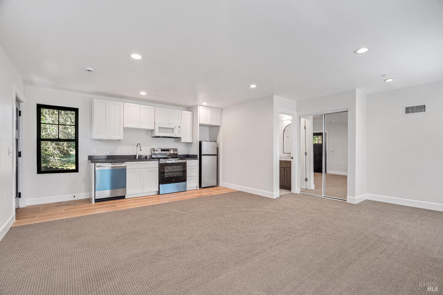 Detail Gallery Image 10 of 13 For 1560 Laurel Ln, Healdsburg,  CA 95448 - 5 Beds | 3/1 Baths