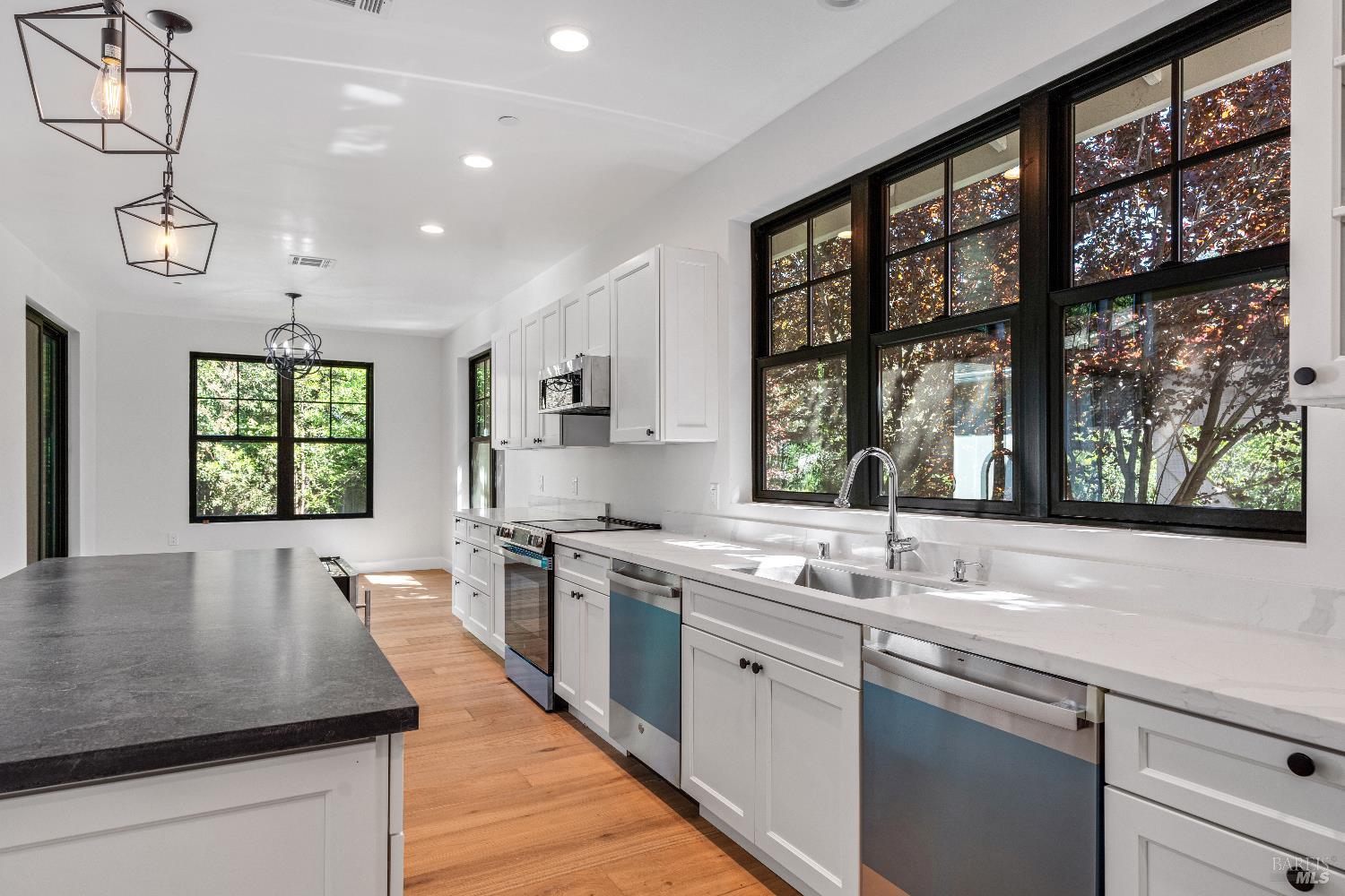 Detail Gallery Image 3 of 13 For 1560 Laurel Ln, Healdsburg,  CA 95448 - 5 Beds | 3/1 Baths