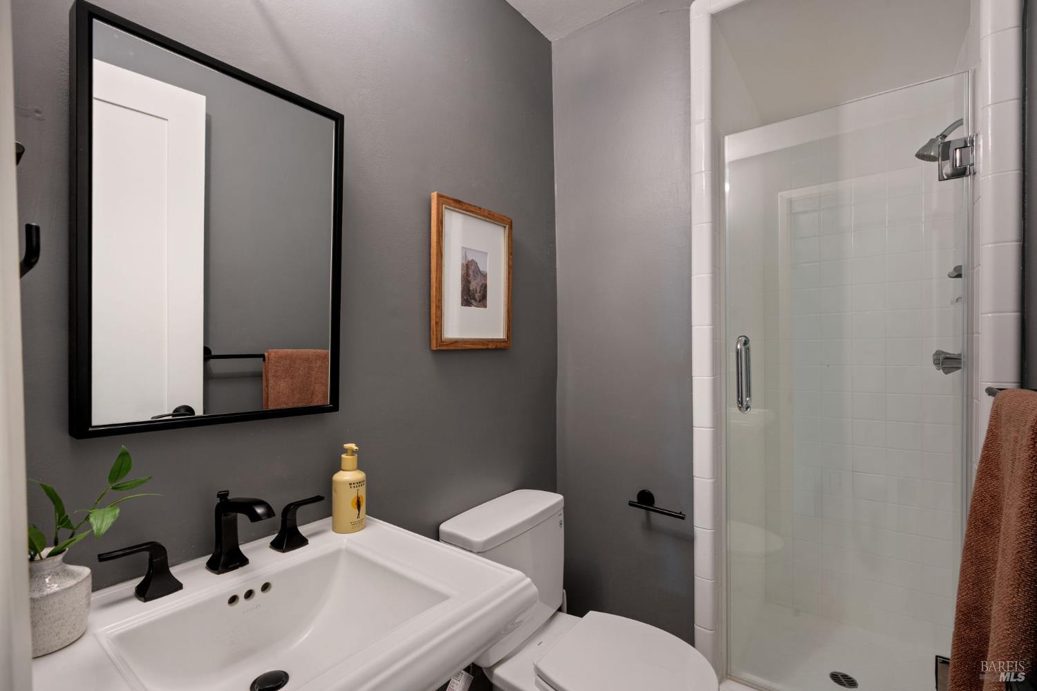 Detail Gallery Image 26 of 58 For 21 Hillside Ave, Kentfield,  CA 94904 - 5 Beds | 3/1 Baths