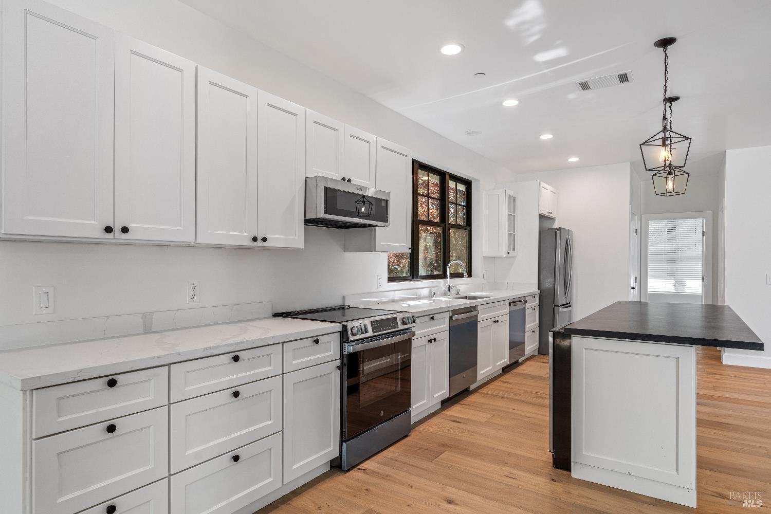 Detail Gallery Image 4 of 13 For 1560 Laurel Ln, Healdsburg,  CA 95448 - 5 Beds | 3/1 Baths