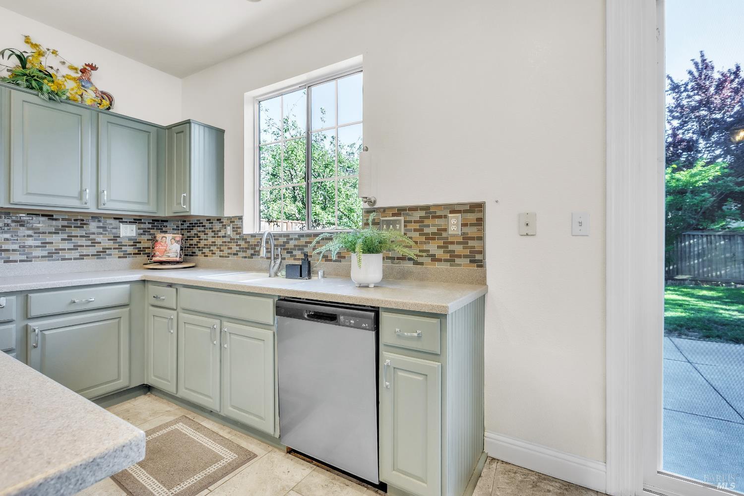 Detail Gallery Image 8 of 42 For 5089 Falls Ct, Fairfield,  CA 94534 - 4 Beds | 2/1 Baths