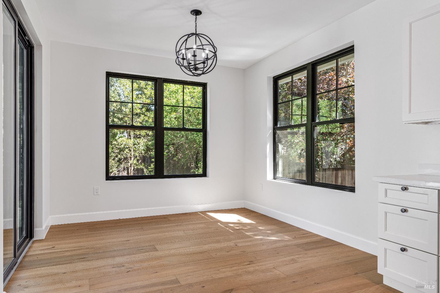 Detail Gallery Image 5 of 13 For 1560 Laurel Ln, Healdsburg,  CA 95448 - 5 Beds | 3/1 Baths