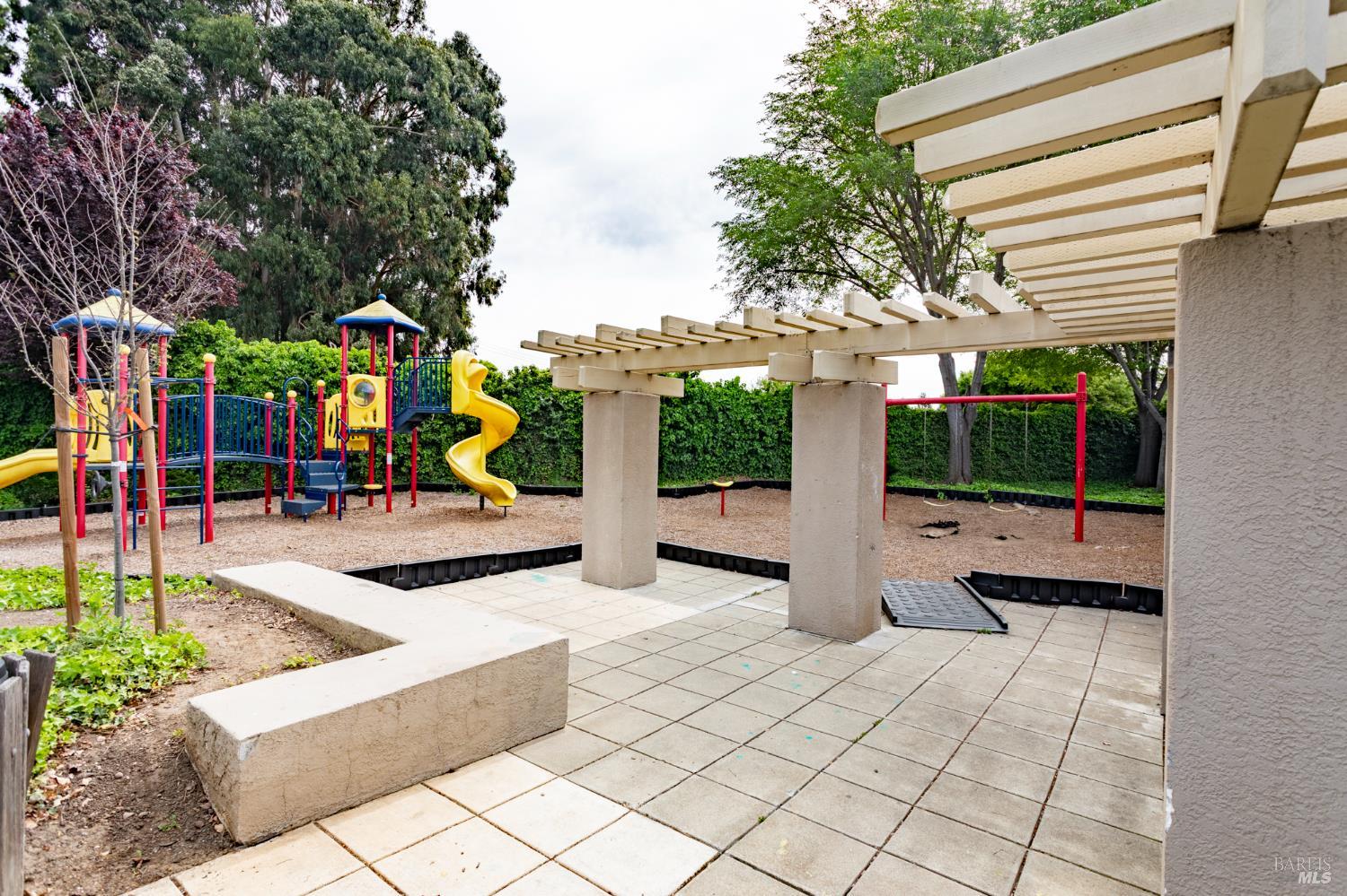 Detail Gallery Image 4 of 42 For 33004 Calle La Mirada Cmn, Union City,  CA 94587 - 3 Beds | 2/1 Baths