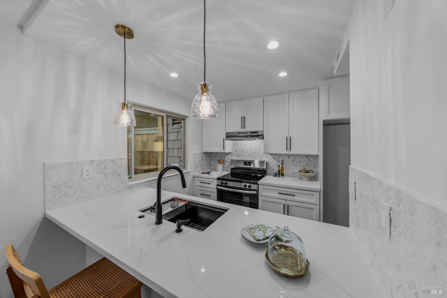 Detail Gallery Image 10 of 30 For 202 Albion Ct, Novato,  CA 94947 - 3 Beds | 2/1 Baths