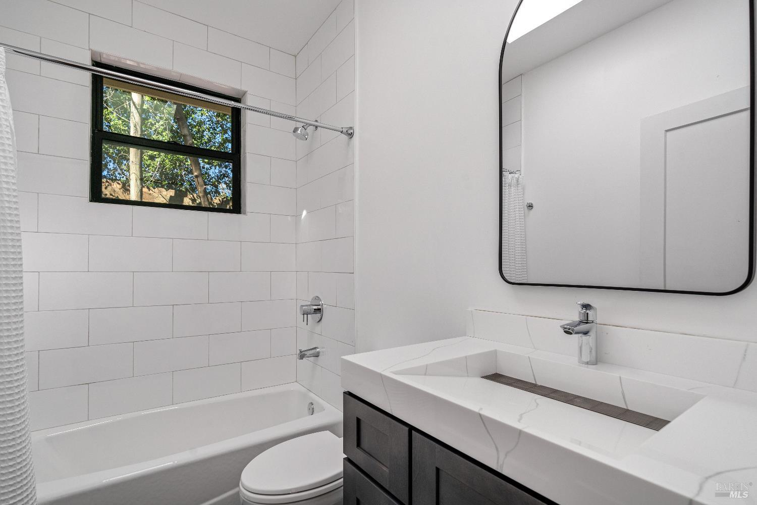 Detail Gallery Image 7 of 13 For 1560 Laurel Ln, Healdsburg,  CA 95448 - 5 Beds | 3/1 Baths