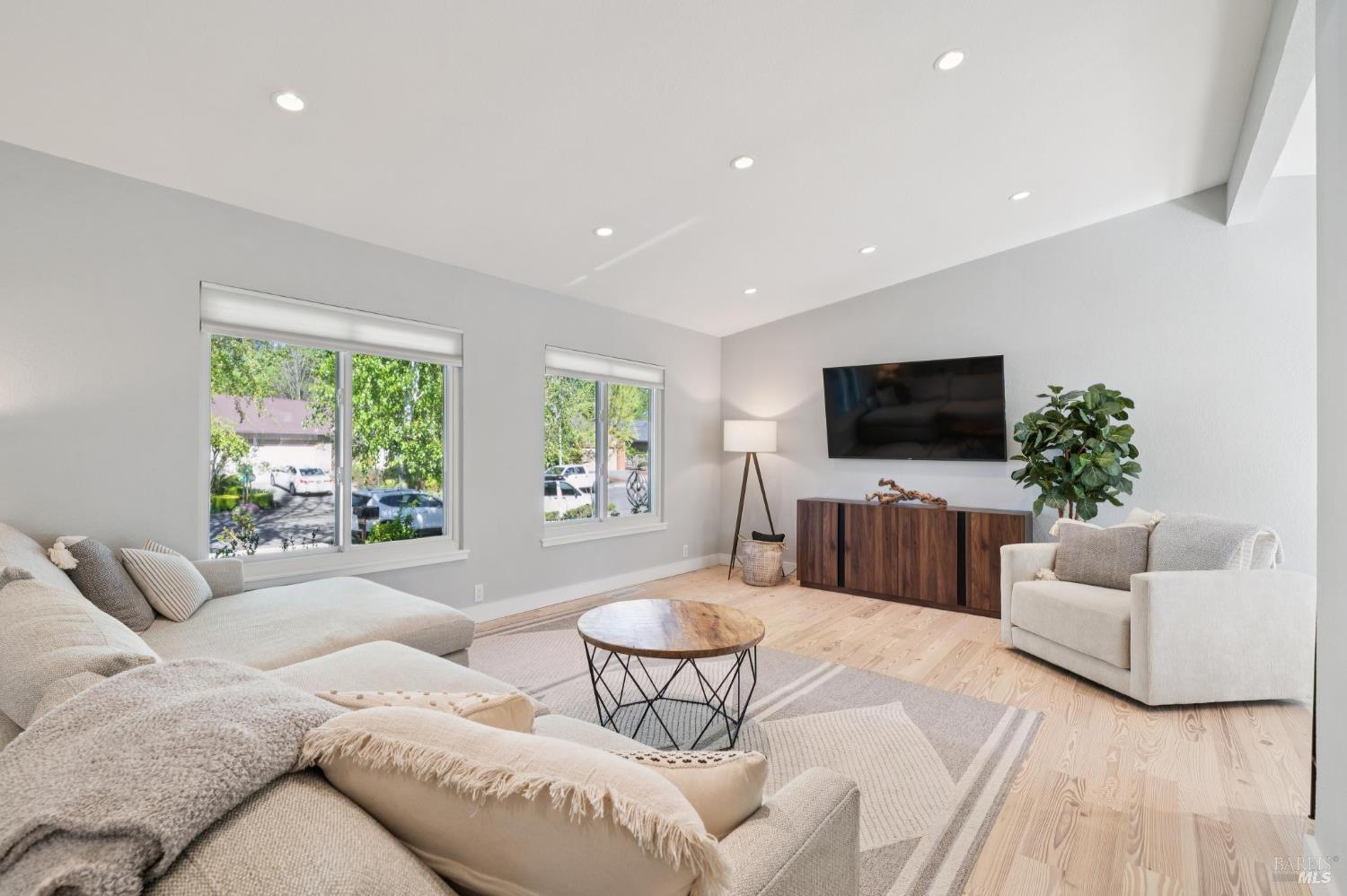 Detail Gallery Image 7 of 58 For 1372 Larkin Dr, Sonoma,  CA 95476 - 3 Beds | 3 Baths