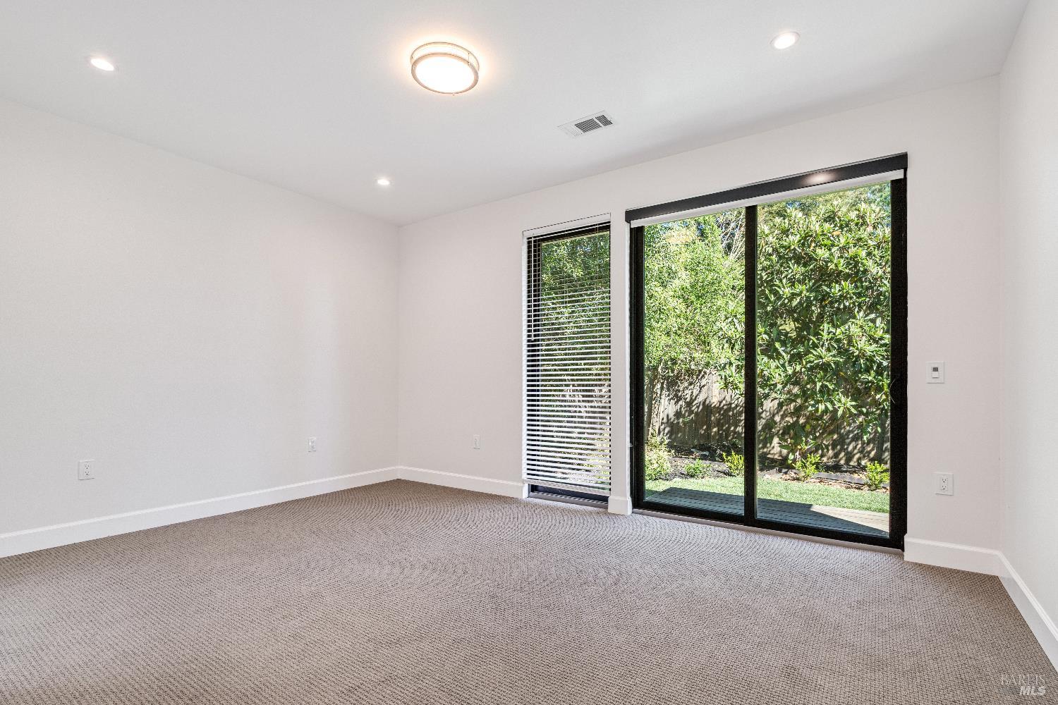 Detail Gallery Image 6 of 13 For 1560 Laurel Ln, Healdsburg,  CA 95448 - 5 Beds | 3/1 Baths