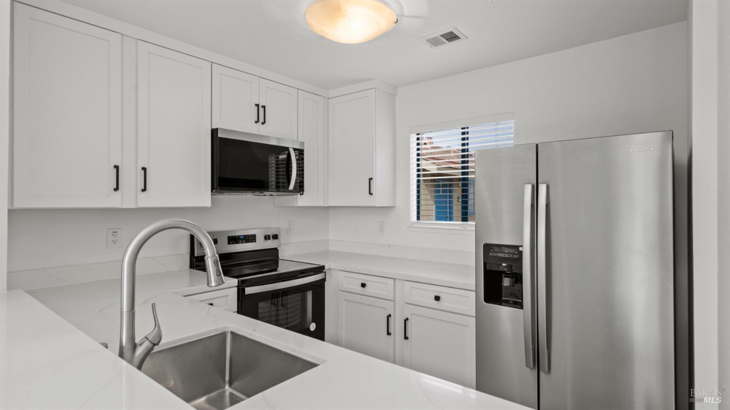 Detail Gallery Image 5 of 19 For 302 Mariner Way, Novato,  CA 94945 - 1 Beds | 1 Baths