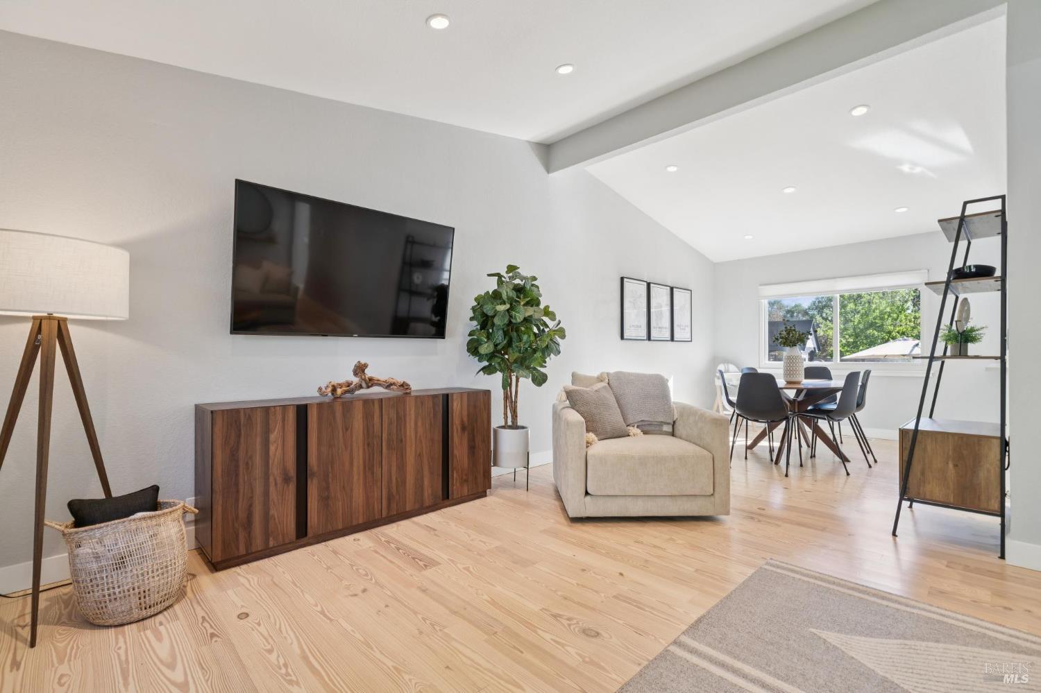 Detail Gallery Image 10 of 58 For 1372 Larkin Dr, Sonoma,  CA 95476 - 3 Beds | 3 Baths