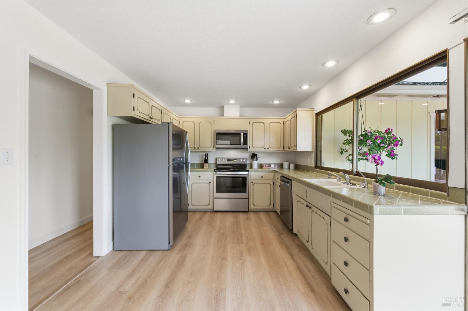 Detail Gallery Image 9 of 34 For 5514 Mulberry Dr, Santa Rosa,  CA 95409 - 4 Beds | 2 Baths