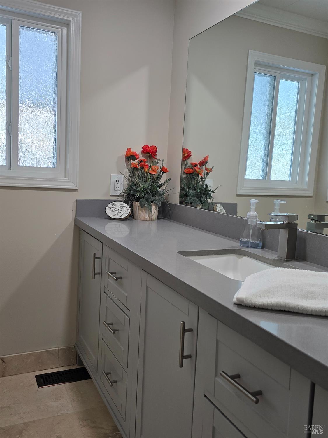 Detail Gallery Image 3 of 20 For 108 Cardinal Way, Santa Rosa,  CA 95409 - 2 Beds | 2 Baths