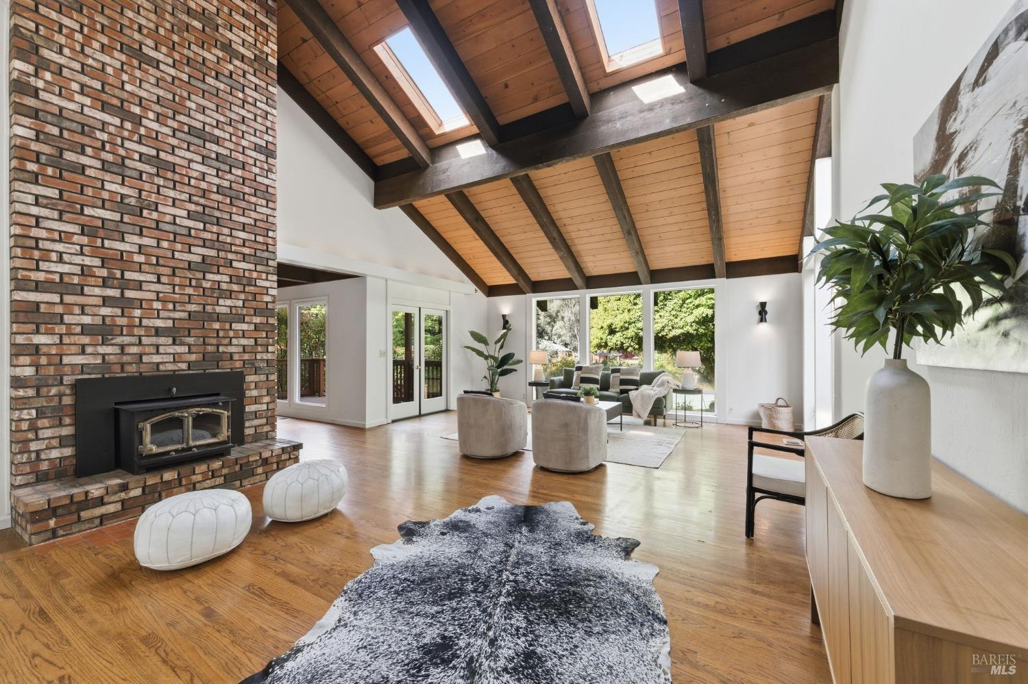 Detail Gallery Image 4 of 41 For 1517 Manzanita Ave, Santa Rosa,  CA 95404 - 4 Beds | 3 Baths