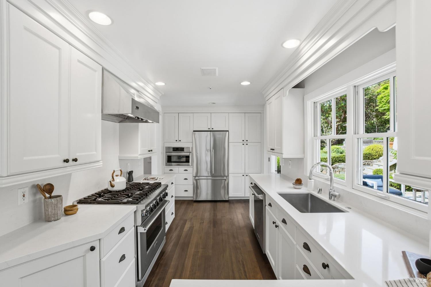 Detail Gallery Image 16 of 75 For 32 Edgewood Ave, Mill Valley,  CA 94941 - 4 Beds | 3 Baths