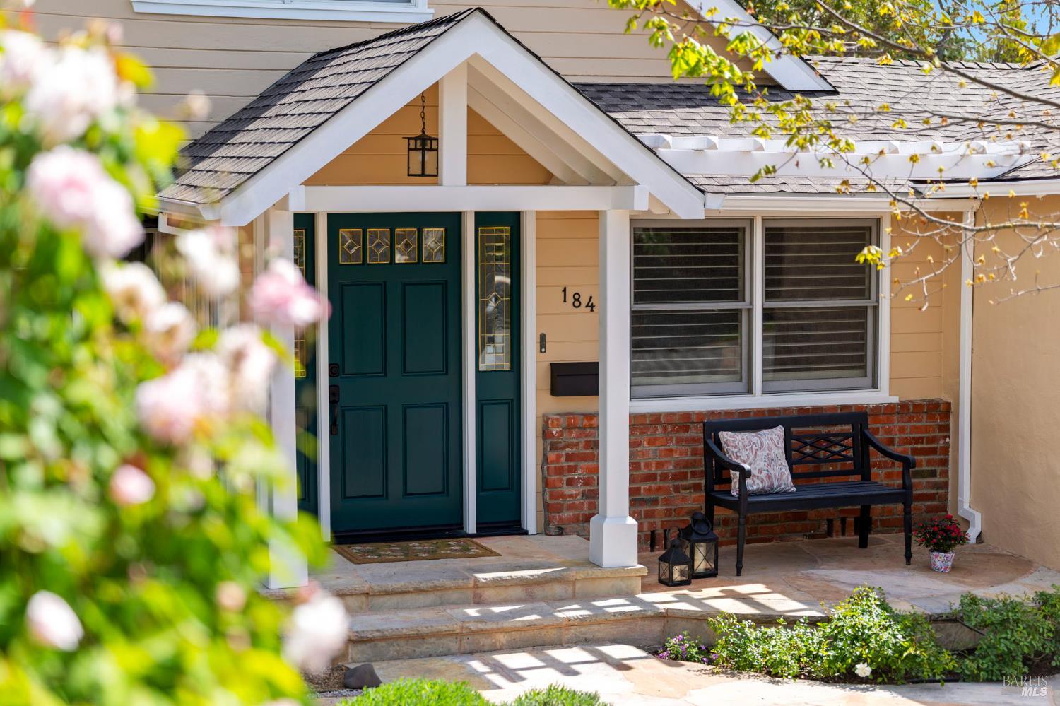 Detail Gallery Image 4 of 93 For 184 Cobblestone Dr, San Rafael,  CA 94903 - 4 Beds | 2 Baths