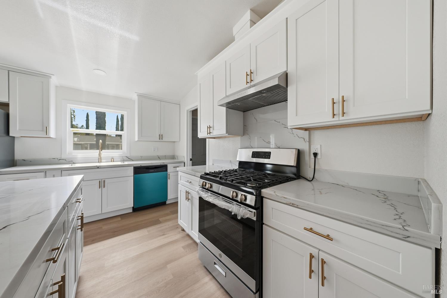 Detail Gallery Image 7 of 49 For 2796 8th St, Clearlake,  CA 95422 - 3 Beds | 2 Baths