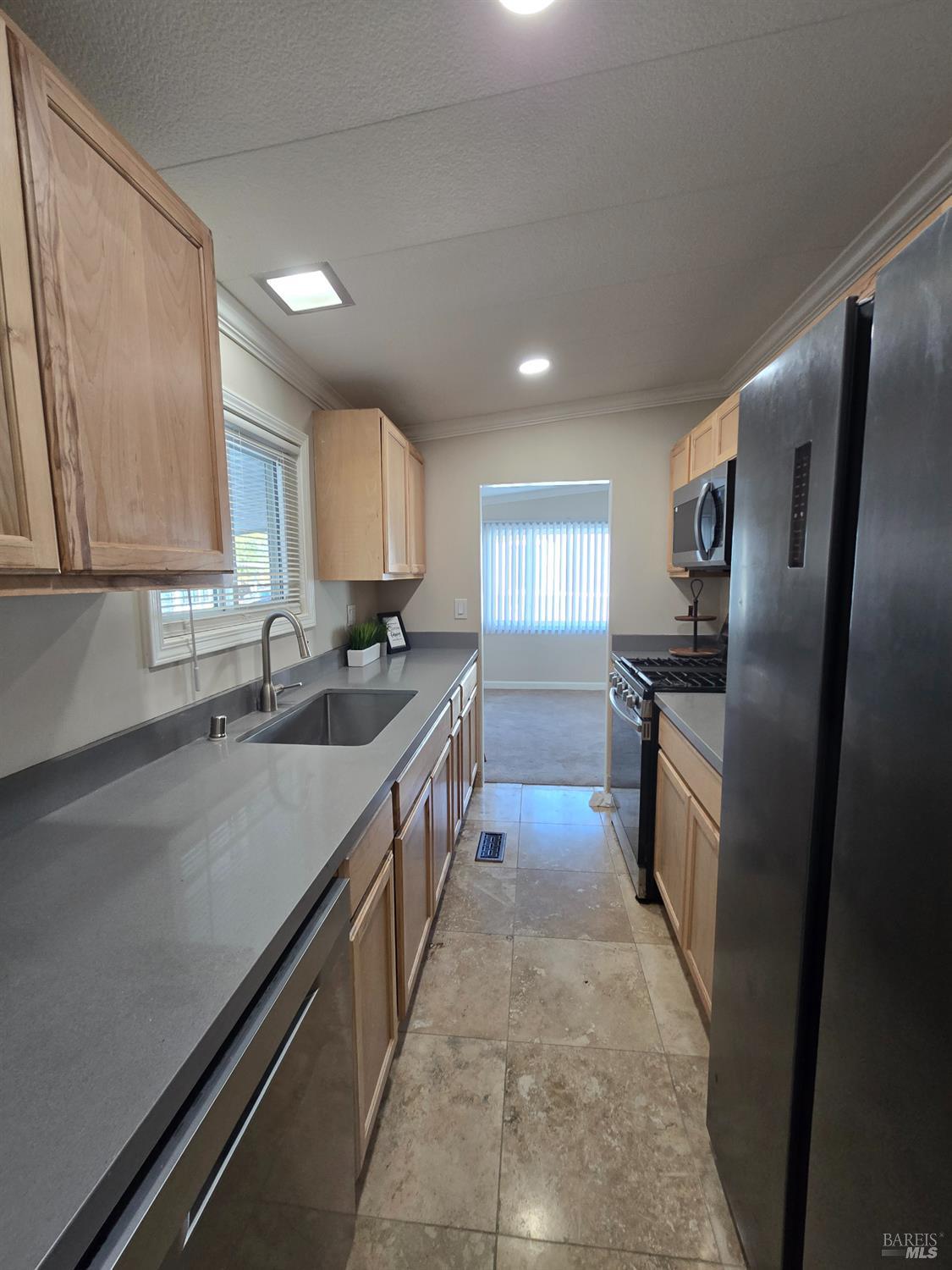 Detail Gallery Image 2 of 20 For 108 Cardinal Way, Santa Rosa,  CA 95409 - 2 Beds | 2 Baths