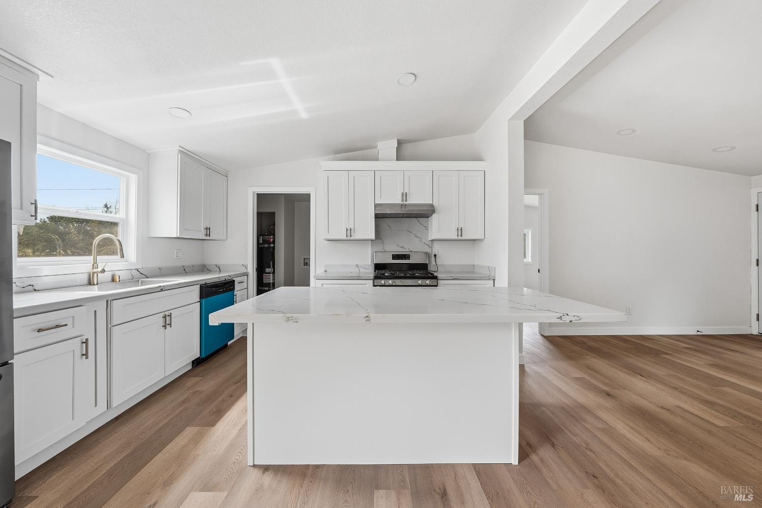 Detail Gallery Image 8 of 49 For 2796 8th St, Clearlake,  CA 95422 - 3 Beds | 2 Baths