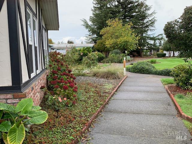 Detail Gallery Image 3 of 17 For 175 Westgate Cir, Santa Rosa,  CA 95401 - 2 Beds | 2 Baths