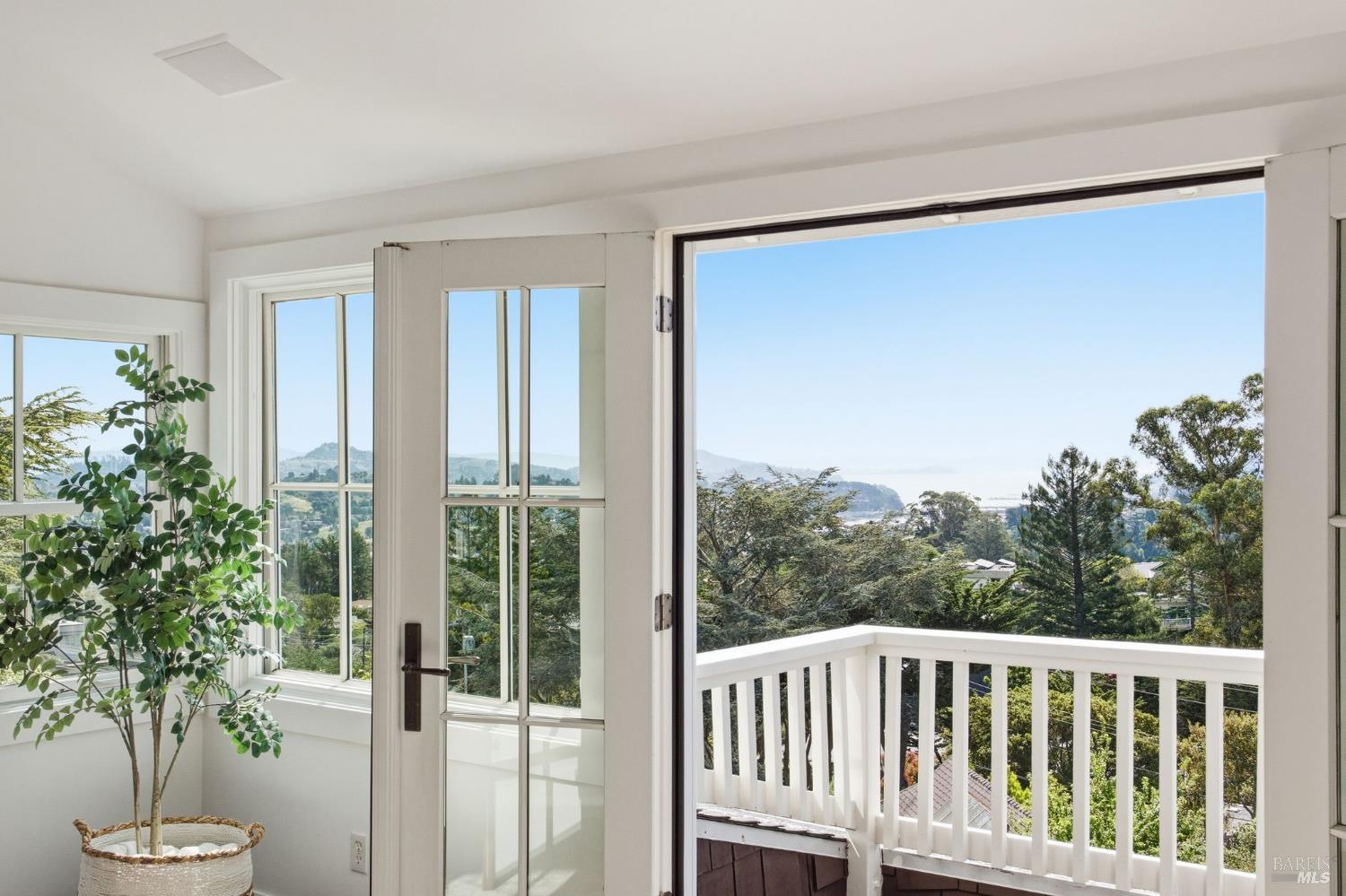 Detail Gallery Image 34 of 75 For 32 Edgewood Ave, Mill Valley,  CA 94941 - 4 Beds | 3 Baths