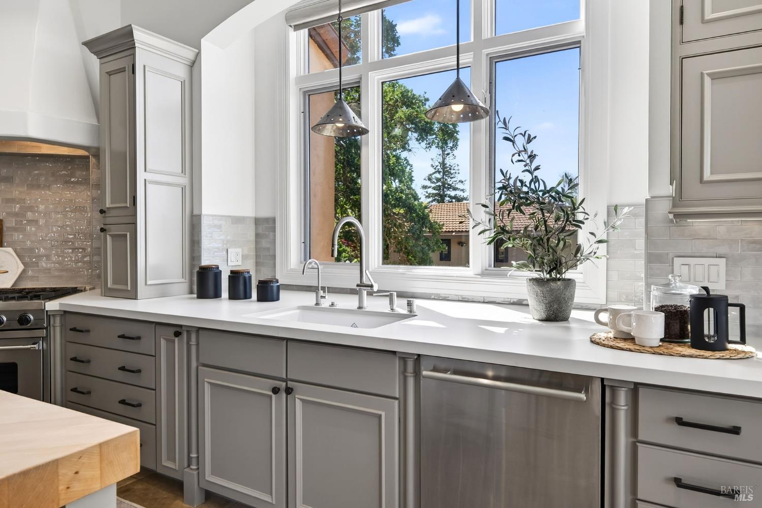 Detail Gallery Image 8 of 76 For 418 Saint Andrews Dr, Napa,  CA 94558 - 5 Beds | 4/2 Baths