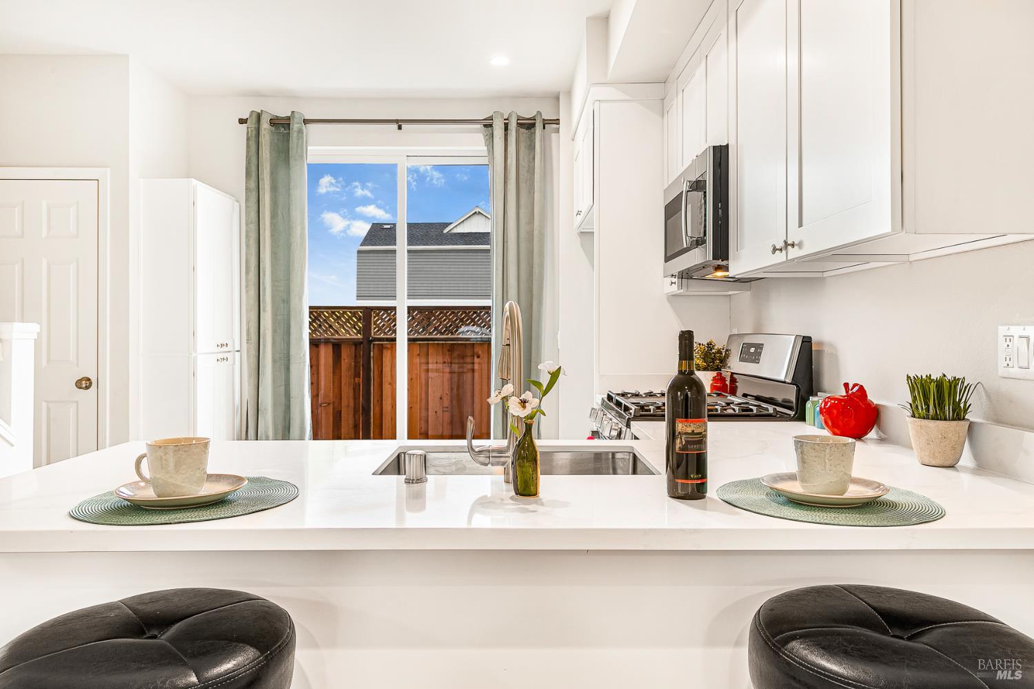 Detail Gallery Image 12 of 39 For 1960 Las Ventanas Dr, Santa Rosa,  CA 95407 - 3 Beds | 2/1 Baths