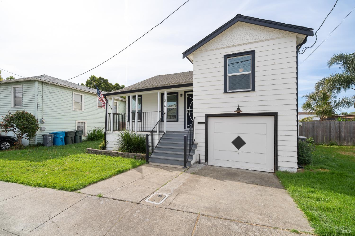 Detail Gallery Image 3 of 34 For 215 Hampshire St, Vallejo,  CA 94590 - 2 Beds | 1 Baths