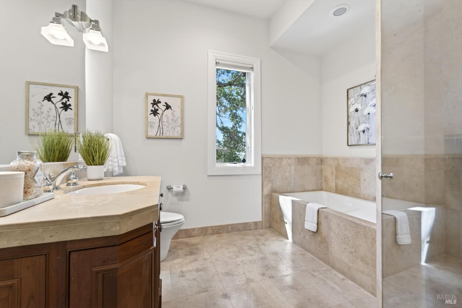 Detail Gallery Image 28 of 76 For 418 Saint Andrews Dr, Napa,  CA 94558 - 5 Beds | 4/2 Baths