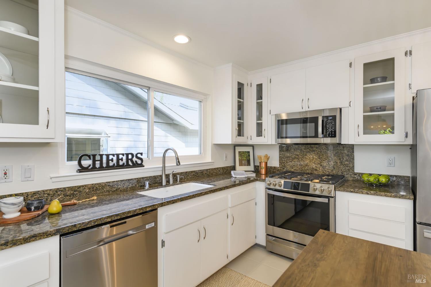 Detail Gallery Image 15 of 31 For 41 Spindrift Psge, Corte Madera,  CA 94925 - 3 Beds | 2 Baths