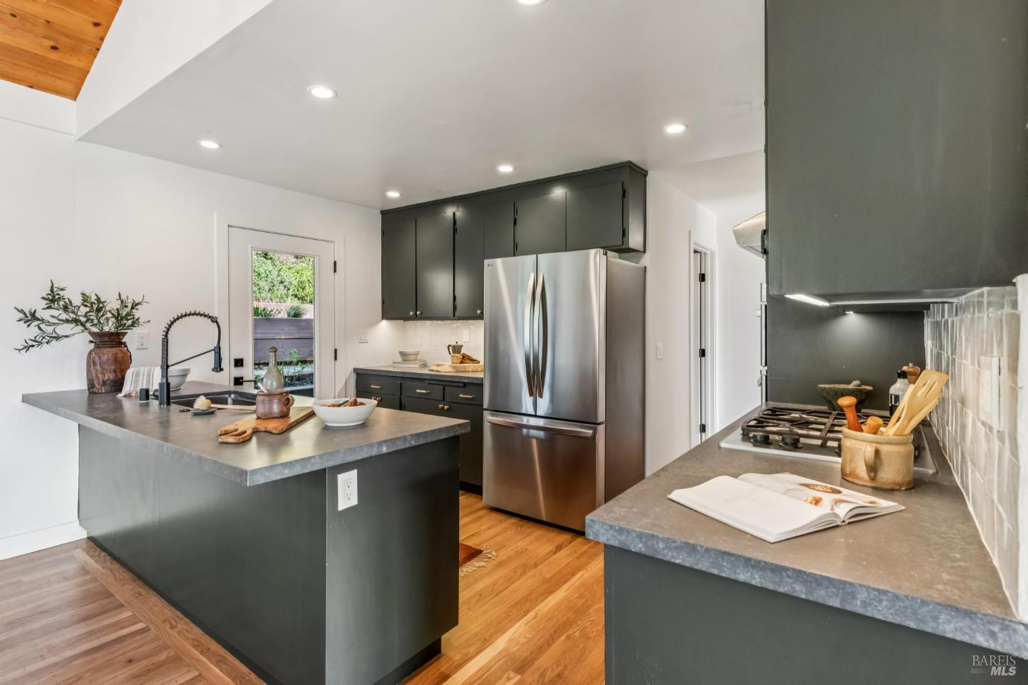 Detail Gallery Image 11 of 61 For 120 E Manor Dr, Mill Valley,  CA 94941 - 3 Beds | 3 Baths