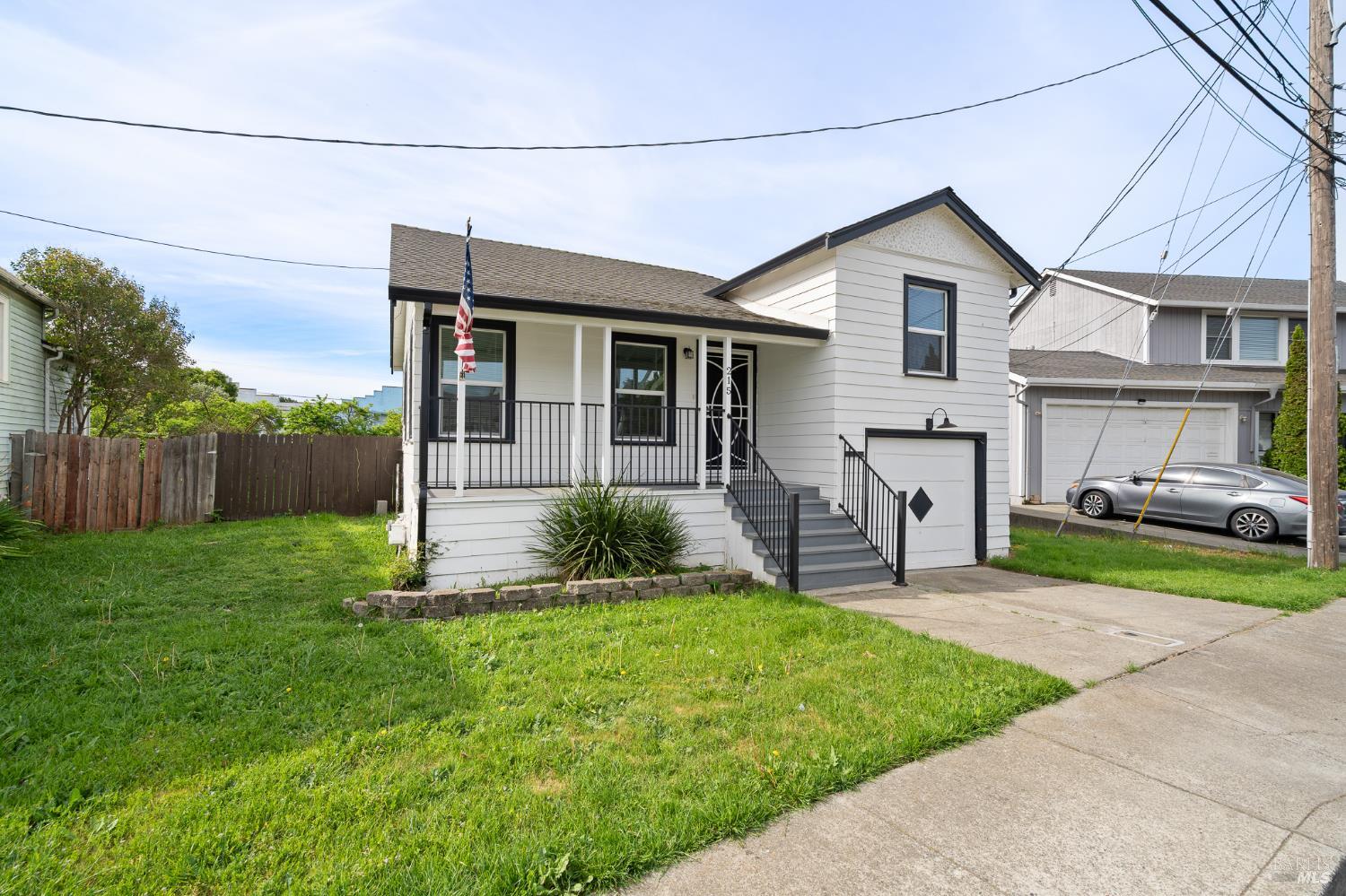 Detail Gallery Image 2 of 34 For 215 Hampshire St, Vallejo,  CA 94590 - 2 Beds | 1 Baths