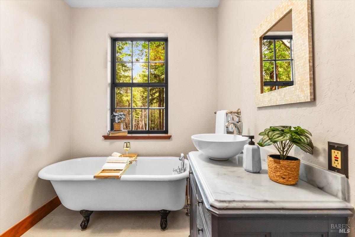 Detail Gallery Image 20 of 72 For 12076 Cloud Ridge Rd, Healdsburg,  CA 95448 - 6 Beds | 4 Baths